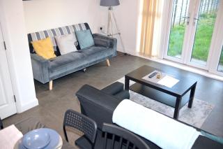 Modern house in City Centre with private parking and gated property - 1