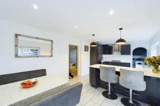 Addlestone Spacious Four Bedroom House - Addlestone - 4