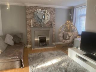 Welsh Retreat with Stunning Views sleeps upto 4 - Mountain Ash - 0