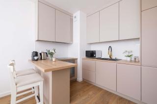 Jasny Apartament z Umeblowanym Balkonem w Krakowie Blisko Stawu by Noclegi Renters - Krakow - 7