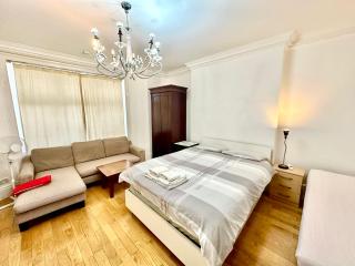 Spacious En Suite Room, Opposite of Tube Station, 5 minutes from Oxford Street - Londra - 0