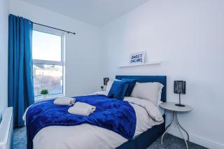 Stylish Salford Home, 3 Double Bedrooms, Stunning Decor, Free On Street Parking, Sleeps 8 Guests, Perfect For Families, Contractors, Group Stays - Manchester - 3