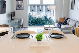 Luxe 1BR DTLA Stay w Gym Workplace and Fast WIFI - 0