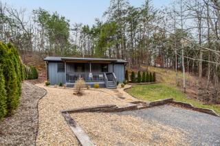 Whiskey Stone Hot Tub Fireplace Grill Arcade - Sevierville - 7