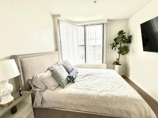 Spacious and Central with a Pool View - 7