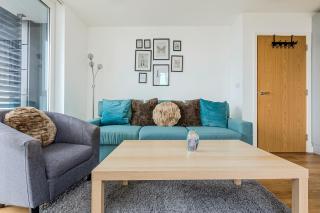 2BR Gem with Balcony 5 min Stratford Station - 1