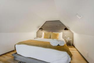 Modern Slate Stylish Loft w Private Balcony - 9