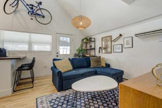 Modern Slate Stylish Loft w Private Balcony - 0