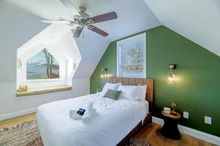 Ridgetop Hideaway 12-Guest Oasis with Hot Tub & Epic Views Near Winery Tours & Trails - Madison - 1