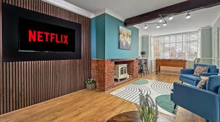 SPACIOUS STYLISH HOME, Foosball Table, FREE PARKING, Driveway, Garden & LAUNDRY ROOM, 2 DOUBLE BEDROOMS & LED Media wall - Luton - 5