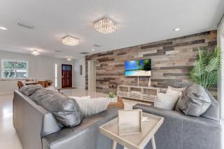 Relax in a Private 4BR Oasis Pool Fire Pit & BBQ - Sarasota - 4