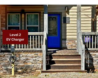 King Suite! Hot Tub, Arcade Games, L2 EV, Fire Pit, Kids Playset, Ping Pong, Dog Friendly - 2