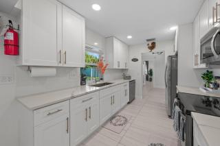 Sweet Pink House 3 Bed 2 Bath Riviera Beach - Riviera Beach - 6
