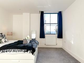 NEW - St James - City Centre Modern Apartment - 3