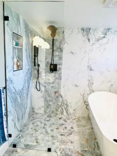 Luxury Modern Retreat I Spacious, Private & Serene - 9