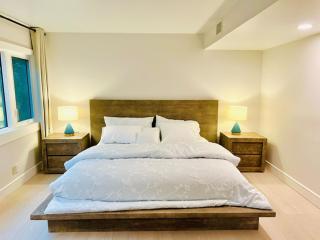 Luxury Modern Retreat I Spacious, Private & Serene - 8