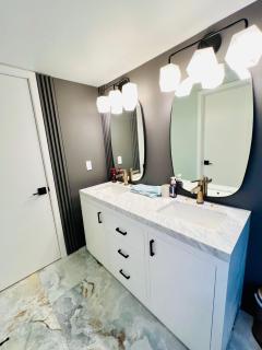 Luxury Modern Retreat I Spacious, Private & Serene - 5