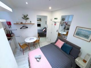 Charm Retreat in central Brighton- Studio Ap with kitchenette - Brighton & Hove - 0