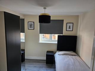 Sleek 4 bed Apartment with 2 bathrooms - Purfleet - 7