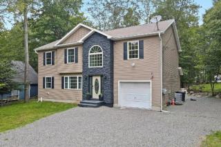 4BR Poconos Escape w Hot Tub, Game Room - PS5 - Tobyhanna - 5