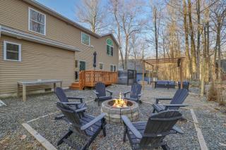 4BR Poconos Escape w Hot Tub, Game Room - PS5 - Tobyhanna - 4