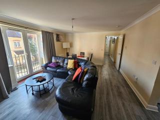 Sleek 4 bed Apartment with 2 bathrooms - Purfleet - 8