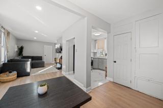 Spacious Luxe Stay Sleeps 16 20 Min to NYC - 6