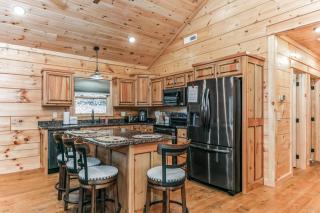 Brand New 2BR2BA Cabin Cherry Log Big Hot Tub Views - 3