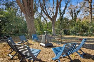 Elegant 4BD Retreat - Backyard BBQ & Theater Room - Charlotte - 3