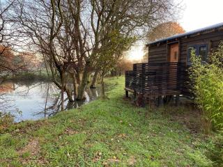 Shepherd Hut Lodge on Farm Waterside Goodwin Farm - Staple Cross - 0