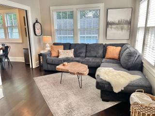 Walk Downtown & River Stylish Cozy Stay w Huge Porch - Saint Charles - 9
