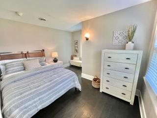 Walk Downtown & River Stylish Cozy Stay w Huge Porch - Saint Charles - 6