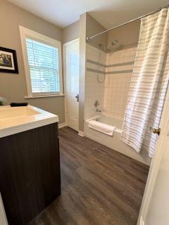 Walk Downtown & River Stylish Cozy Stay w Huge Porch - Saint Charles - 4