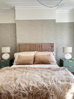 Luxe 4BR Retreat - London - 1