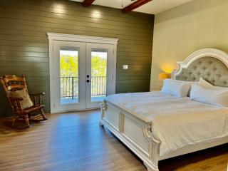 NEW Stunning Views & Lake Access Villa - Granbury - 3