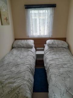 6 Berth Caravan For Hire In Essex, Seawick Holiday Park Ref 27016R - Clacton-on-Sea - 3