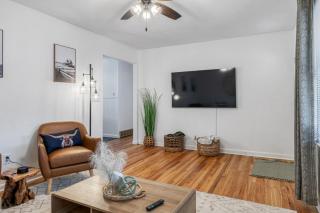 Western Wentzville Bungalow by StayLage - 1