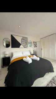 Cosy hideaway with private patio - Worcester Park - 0
