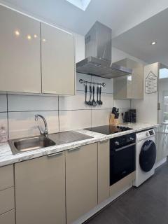 Cosy hideaway with private patio - Worcester Park - 2