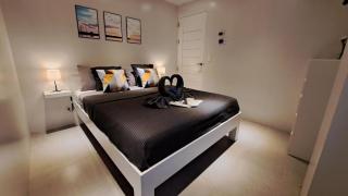 Deluxe 1BR suite - kitchen & balcony, pool - 9