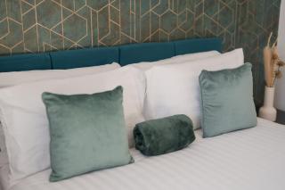 PARKING & BALCONY Luxe City Centre Sleeps 4 - 3