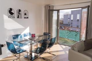 PARKING & BALCONY Luxe City Centre Sleeps 4 - 9