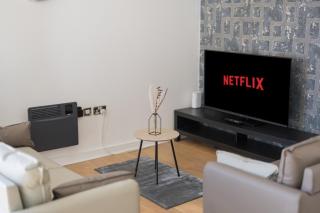 PARKING & BALCONY Luxe City Centre Sleeps 4 - 6