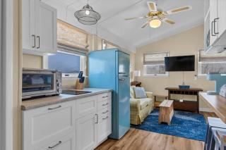 Cozy apartment, private beach & jacuzzi - 2