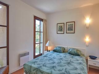 Lush villa in a nature reserve with a castle - Salles - 3