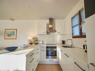 Lush villa in a nature reserve with a castle - Salles - 6