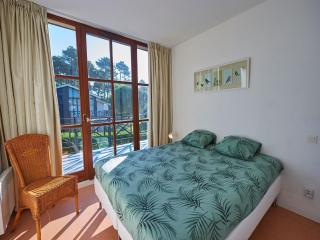 Lush villa in a nature reserve with a castle - Salles - 5