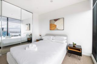 City Lights & Cozy Nights 2BR Retreat with a View - Melbourne - 1