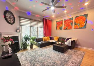 Art Downtown Fulton Market Entire 3 bedroom Home Sleep10 Private Garage Roof EV Tesla - Chicago - 5