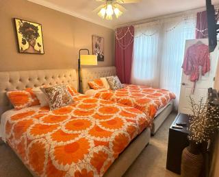 Art Downtown Fulton Market Entire 3 bedroom Home Sleep10 Private Garage Roof EV Tesla - Chicago - 2